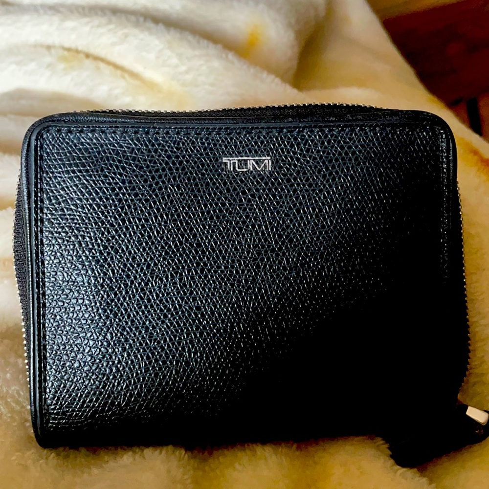 TUMI wallet zip opening Black Leather